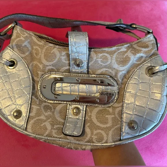 Guess Vintage Bag It features a beige logo and silver accents. - Picture 8 of 9